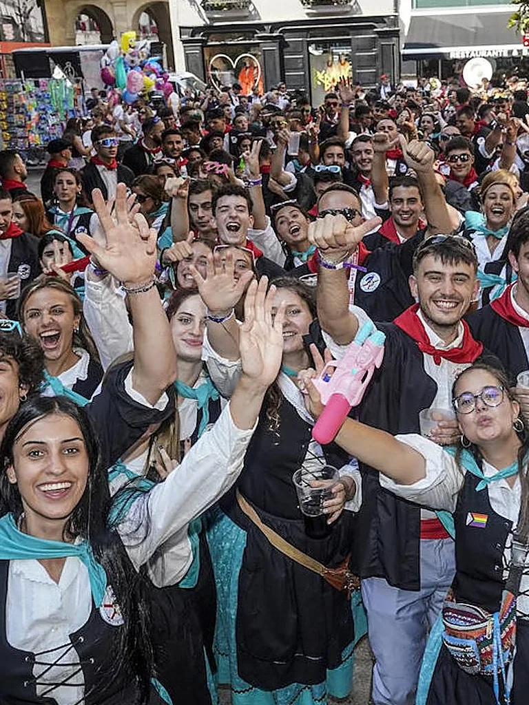 Blusas y neskas en las calles de Vitoria-Gasteiz