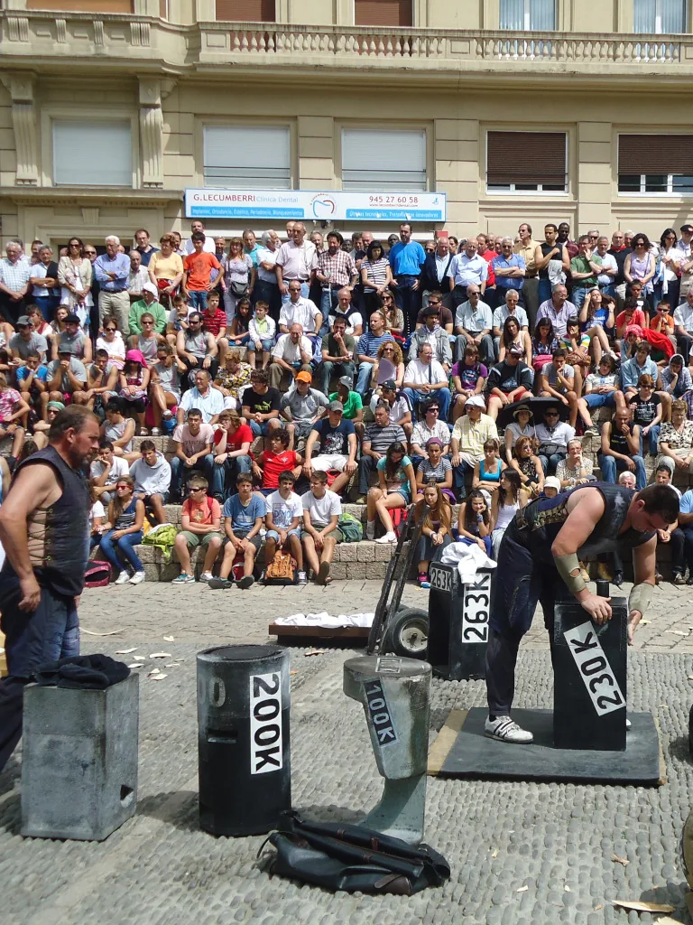 Deporte rural vasco: harrijasotzaile levantando piedra